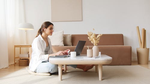 woman-sitting-on-floor-using-computer